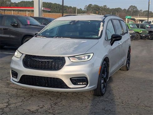 New 2026 Chrysler Pacifica Select image 4