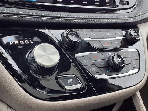 Used 2024 Chrysler Pacifica Limited image 15