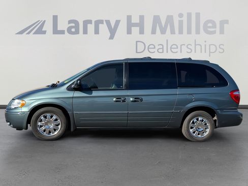 Used 2006 Chrysler Town & Country Limited image 2