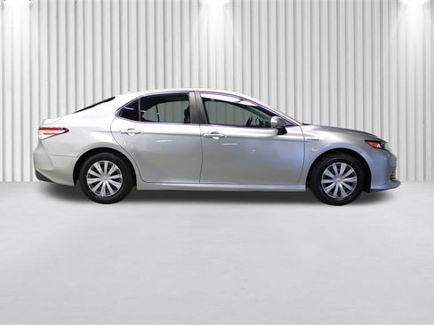 Used 2020 Toyota Camry LE image 2