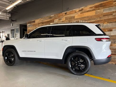 Used 2024 Jeep Grand Cherokee Altitude AWD/4WD image 20