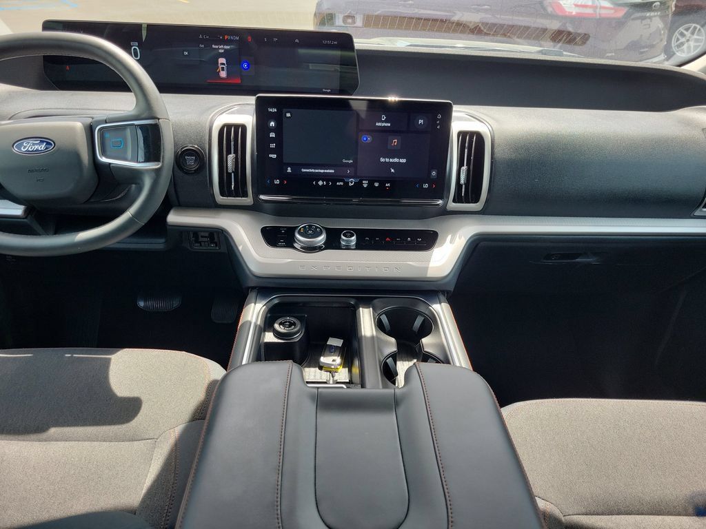 Used 2025 Ford Expedition Active RWD image 17