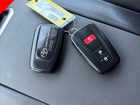Used 2021 Toyota Highlander L FWD image 38