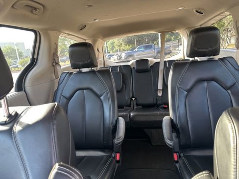 Used 2023 Chrysler Pacifica Touring-L FWD image 13