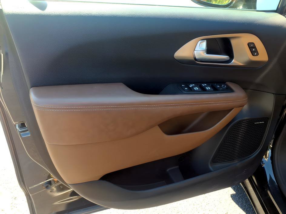 Used 2017 Chrysler Pacifica Limited FWD image 20