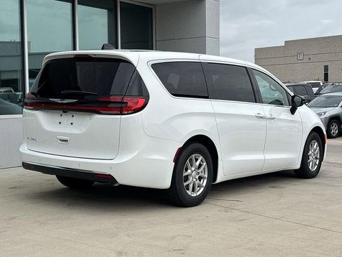 New 2026 Chrysler Pacifica Select image 3