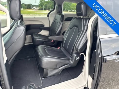 Used 2024 Chrysler Pacifica Touring-L FWD image 18