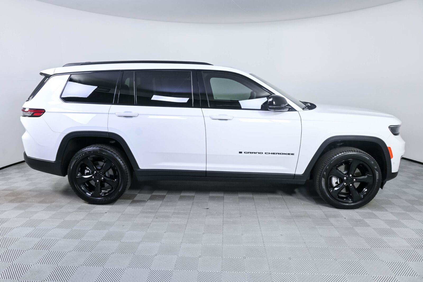 Used 2024 Jeep Grand Cherokee L Limited w/ Luxury Tech Group II AWD/4WD image 26