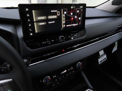 New 2025 Mitsubishi Outlander SE image 16