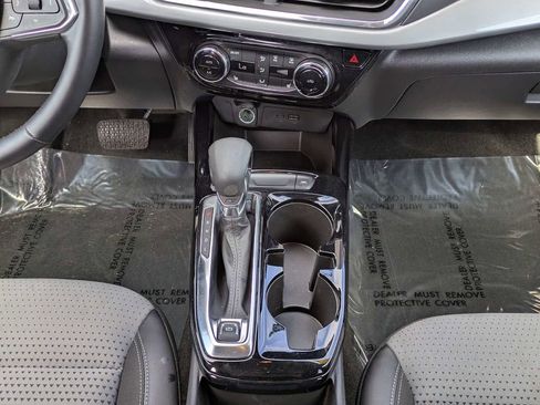 Used 2025 Chevrolet Trax LT w/ LT Convenience Package FWD image 19