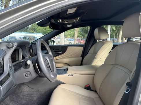 Used 2023 Lexus LS 500 w/ Accessory Package (Z2) RWD image 15
