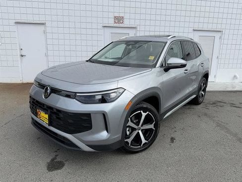 New 2025 Volkswagen Tiguan SE image 1