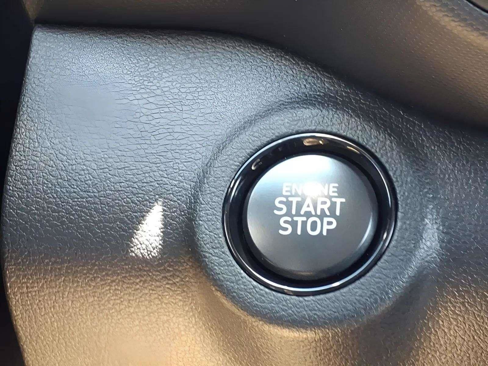 Certified 2025 Hyundai Venue Limited FWD image 18