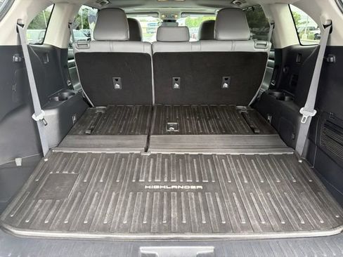 Used 2021 Toyota Highlander XLE AWD/4WD image 40