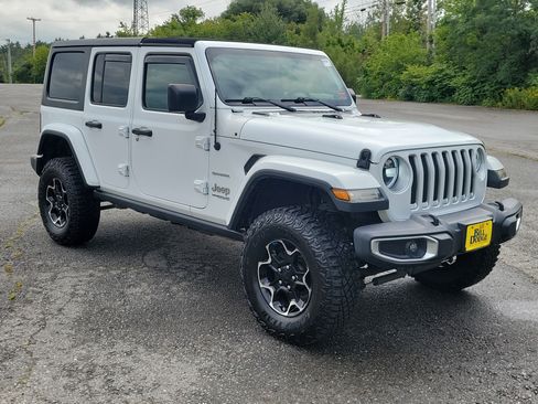 Used 2018 Jeep Wrangler Unlimited Sahara AWD/4WD image 3