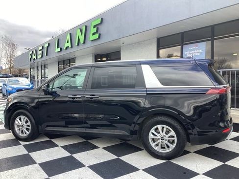 Used 2023 Kia Carnival LX FWD image 3