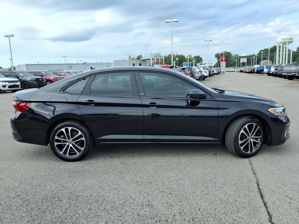 Used 2024 Volkswagen Jetta Sport FWD image 2