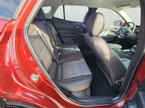 Used 2025 Chevrolet Trax LT w/ LT Convenience Package FWD image 19