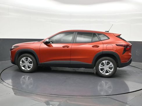 Used 2024 Chevrolet Trax LS FWD image 2