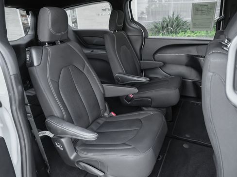 Used 2024 Chrysler Pacifica Touring FWD image 34