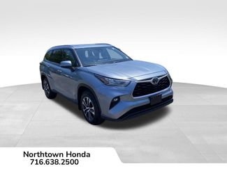 Used 2020 Toyota Highlander XLE AWD/4WD video 1