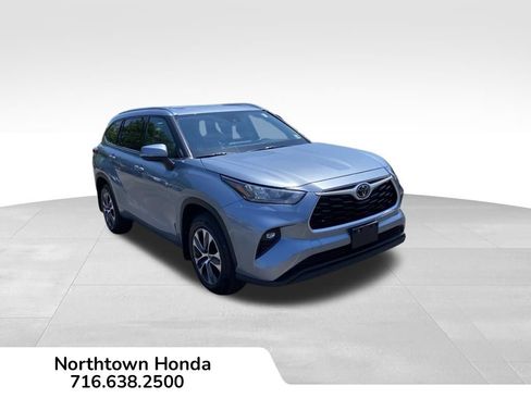 Used 2020 Toyota Highlander XLE AWD/4WD image 1