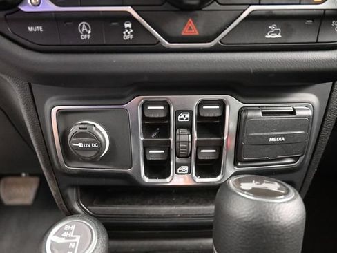 Used 2025 Jeep Wrangler Unlimited Sahara AWD/4WD image 24