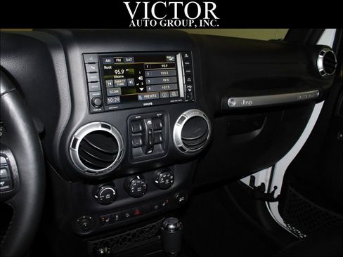 Used 2015 Jeep Wrangler Unlimited Sahara w/ Connectivity Group AWD/4WD image 23