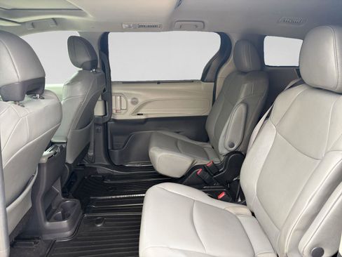 Certified 2022 Toyota Sienna XLE w/ XLE Plus Package FWD image 19