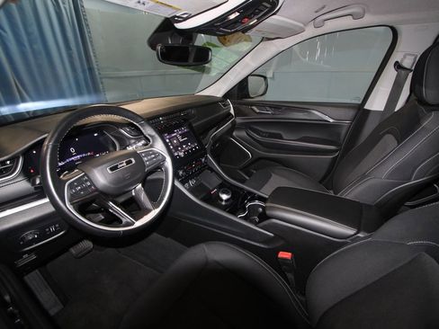 Used 2022 Jeep Grand Cherokee Laredo w/ Luxury Tech Group I image 2