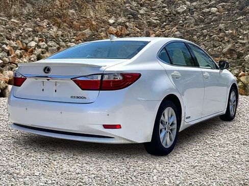 Used 2015 Lexus ES 300h w/ Navigation System Package FWD image 2