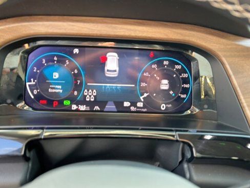 Used 2025 Volkswagen Atlas SE image 29