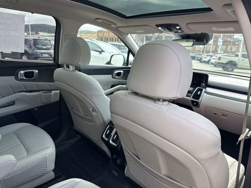 Used 2023 Kia Sorento SX Prestige w/ Panoramic Sunroof Package image 9