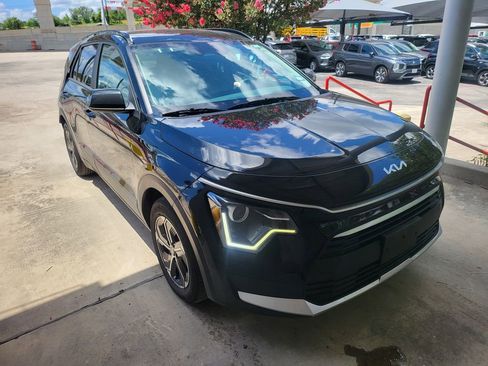 Used 2025 Kia Niro LX FWD image 2