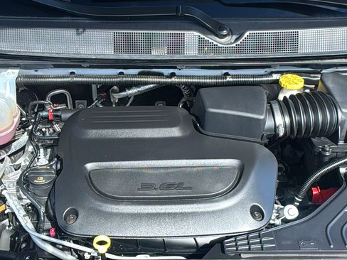 Used 2023 Chrysler Pacifica Touring-L image 11