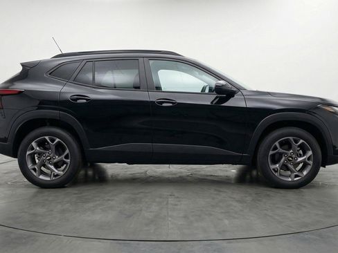 Used 2025 Chevrolet Trax LT w/ LT Convenience Package FWD image 11