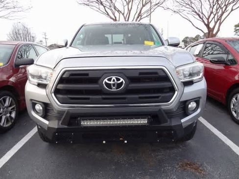 Used 2016 Toyota Tacoma SR5 w/ SR5 Appearance Package (SN) image 2