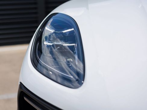 Certified 2025 Porsche Macan image 13