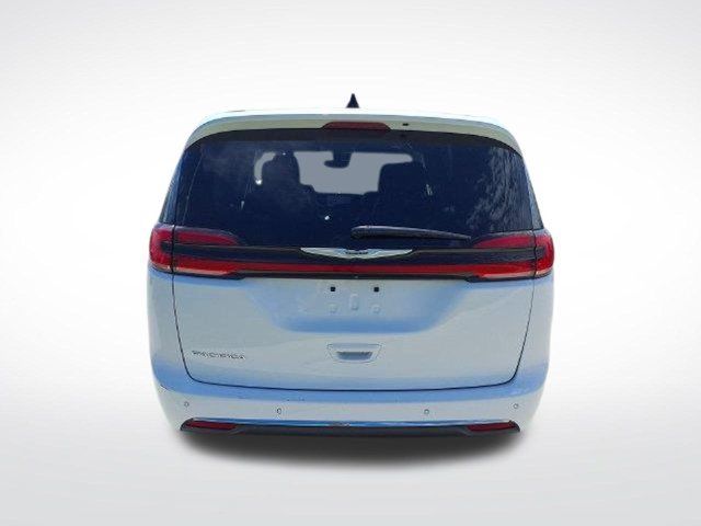 Used 2024 Chrysler Pacifica Touring-L FWD image 8