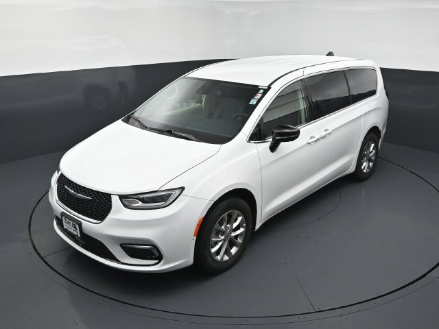 Used 2024 Chrysler Pacifica Touring-L AWD/4WD image 14