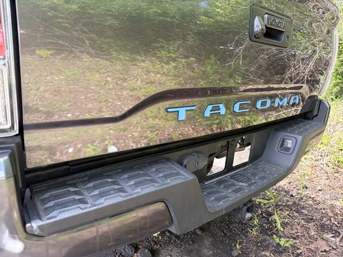 Used 2021 Toyota Tacoma TRD Sport AWD/4WD image 12