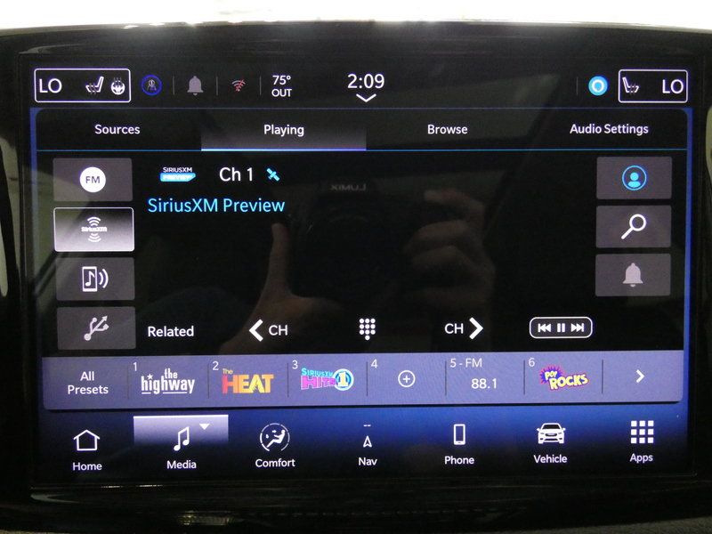 Used 2024 Chrysler Pacifica Limited w/ Trailer Tow Group AWD/4WD image 13