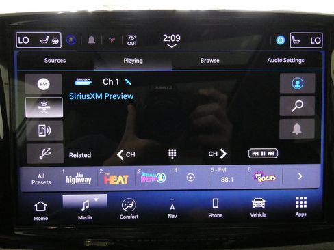 Used 2024 Chrysler Pacifica Limited w/ Trailer Tow Group AWD/4WD image 13