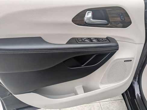 Used 2023 Chrysler Pacifica Limited w/ Uconnect Theater Family Group image 14