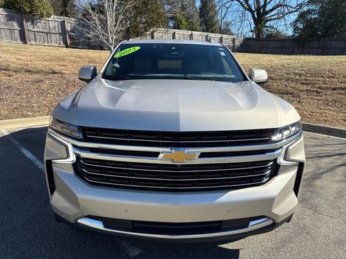 Used 2023 Chevrolet Suburban LT w/ Luxury Package image 2