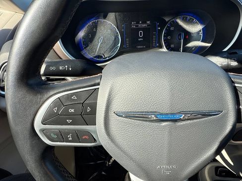 Used 2017 Chrysler Pacifica Touring-L w/ Tire & Wheel Group FWD image 27