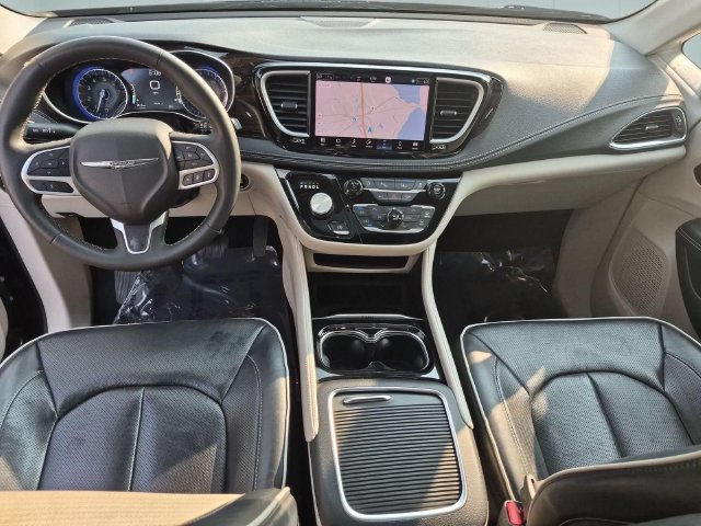 Used 2023 Chrysler Pacifica Limited FWD image 28
