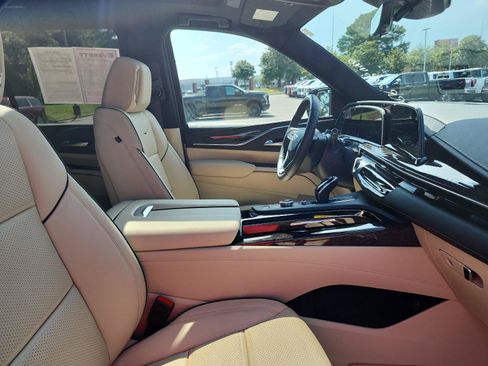 Used 2024 Cadillac Escalade Premium Luxury AWD/4WD image 8