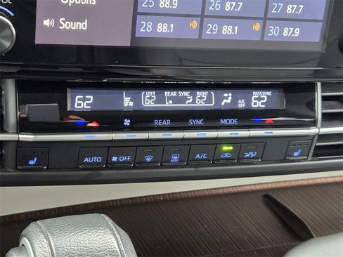 Used 2022 Toyota Sienna XLE image 16