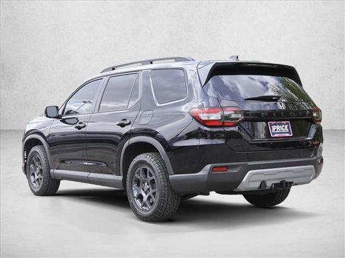 Used 2025 Honda Pilot TrailSport image 7